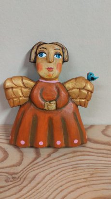 Závěsný anděl s ptáčkem, lipové kolorované dřevo